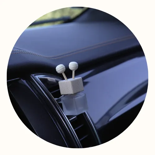 parfum-voiture-diffuseur-bois-lumen-temporis-habitacle.webp