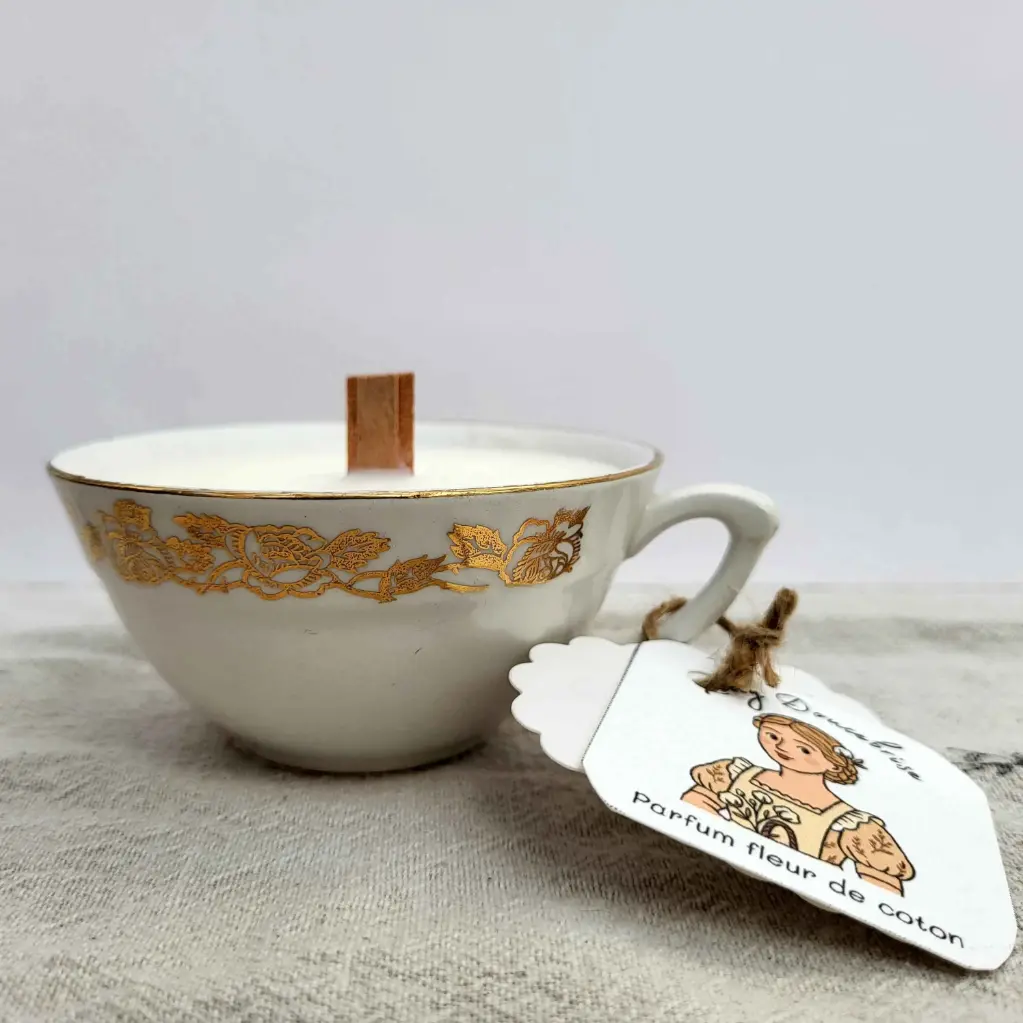 Lady Doucebrise - bordure dorée