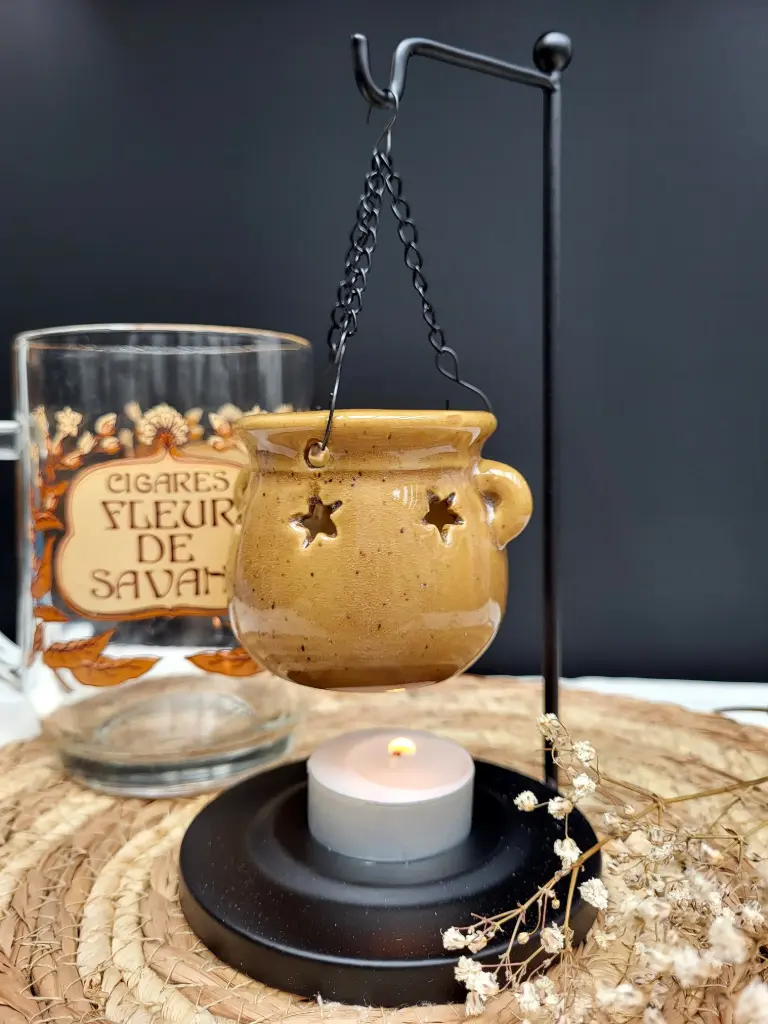 Bruleur à fondant parfumé - chaudron étoilé suspendu ocre